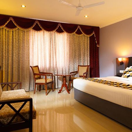 Hotel Gopalapuram International Pollāchi Екстериор снимка