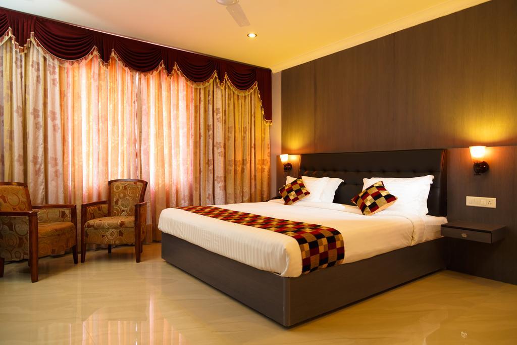 Hotel Gopalapuram International Pollāchi Екстериор снимка