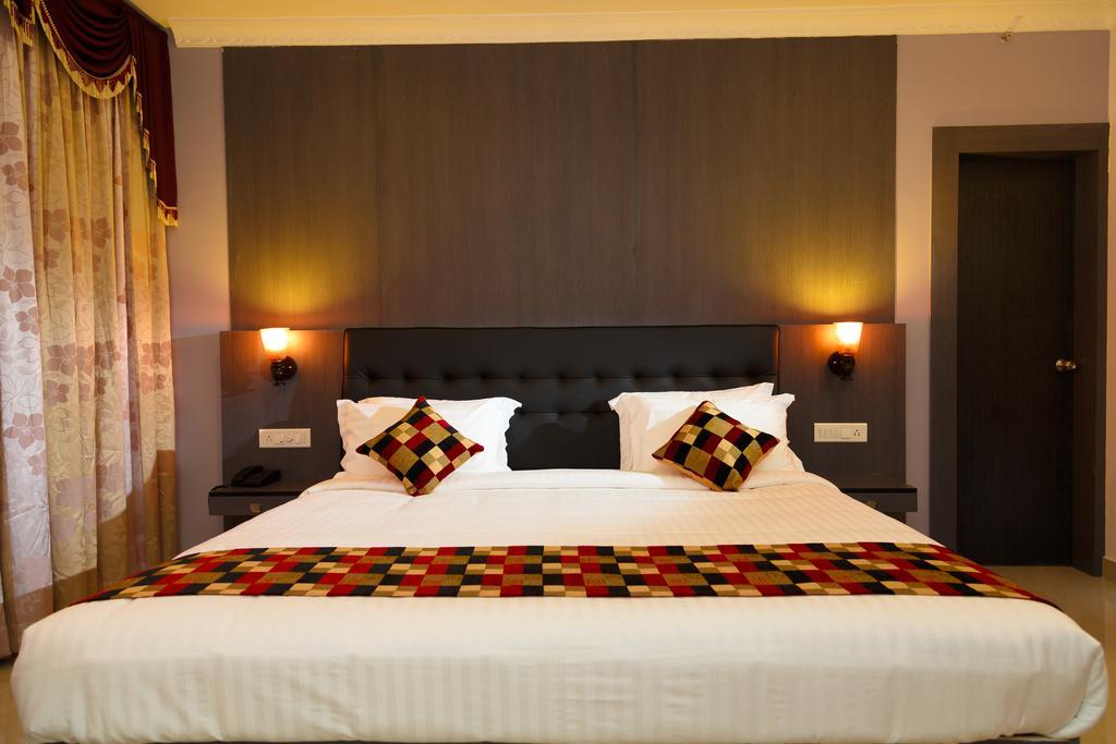 Hotel Gopalapuram International Pollāchi Екстериор снимка