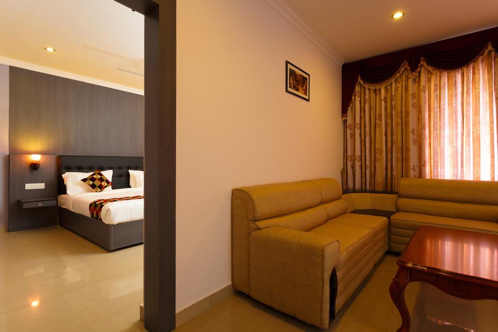 Hotel Gopalapuram International Pollāchi Екстериор снимка