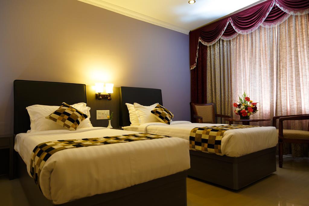 Hotel Gopalapuram International Pollāchi Екстериор снимка