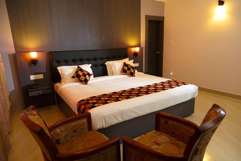 Hotel Gopalapuram International Pollāchi Екстериор снимка
