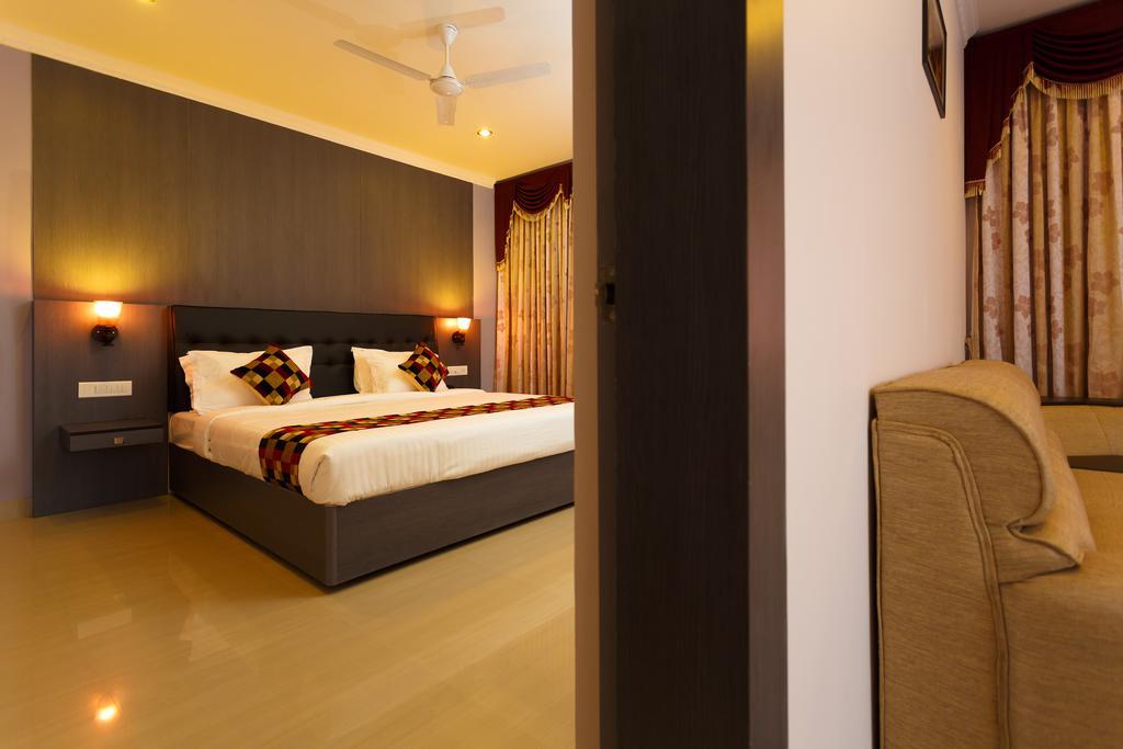 Hotel Gopalapuram International Pollāchi Екстериор снимка