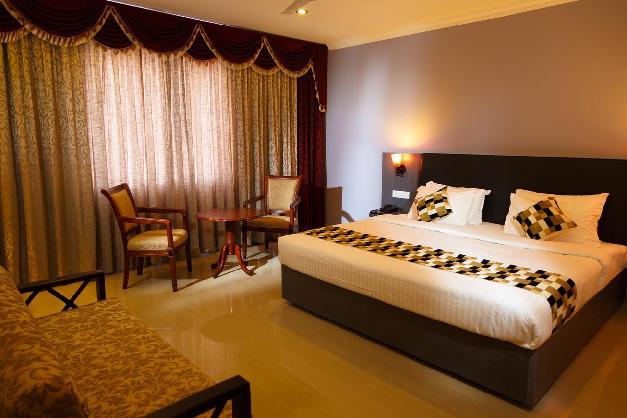 Hotel Gopalapuram International Pollāchi Екстериор снимка